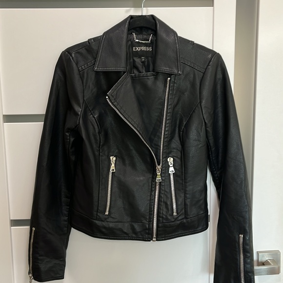 Express Black Cropped Vegan Faux Leather Moto Jacket Zippers Pockets Small - Picture 2 of 9